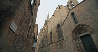 Barcelona 'nın Gotik Bölgesi' nin mimarisi. Avrupa 'daki Katalonya İspanya' nın merkezindeki güzel tarihi gotik binalar. Yüksek kalite 4k görüntü