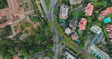 Barselona yollarındaki trafiğin havadan görüntüsü. Arabaların ve toplu taşıma araçlarının metropolün sokaklarında dolaşması, binaların mimarisi ve şehir manzarası. Yüksek kalite 4k