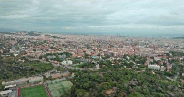 İspanya 'da Modern ve Klasik Mimarinin Eşsiz Harmanını Çeken Tarihi ve Kentsel Sokaklar Barselona Havacılık Manzarası. Yüksek kalite 4k görüntü