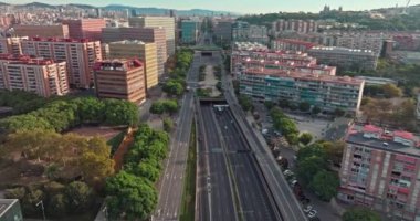 Barselona 'nın caddelerinin ve yollarının havadan görünüşü. Katalonya İspanya 'da bir turizm şehrinin şehir manzarasında şehir trafiğinde gün batımı. Yüksek kalite 4k görüntü