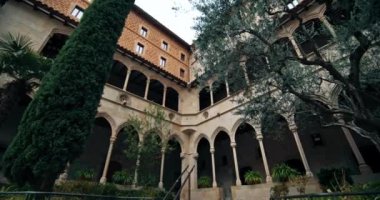 Monestir Santa Maria de Montserrat, Barcelona: Tarihi ve ruhani bir turizm merkezi olan Katalonya dağlarındaki ikonik manastırı keşfedin. Yüksek kalite 4k görüntü