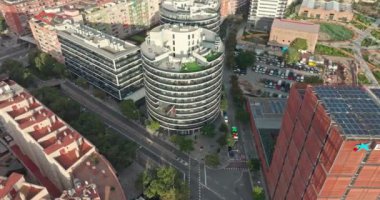 Barcelona Şehir Trafiği ve Yolları 'nın Günbatımında Barcelona Havacılık Manzarası Katalonya, İspanya. Yüksek kalite 4k görüntü