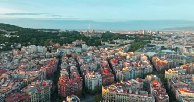 İspanya 'da Güneş Işıkları ve Manzaralı Şehir Manzarası ile Barcelona' da Gün Doğumu. Yüksek kalite 4k görüntü