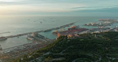 Akdeniz Sahil ve Limanı üzerindeki Barcelona Gündoğumu 'nun Manzaralı Şehir Manzarası. Yüksek kalite 4k görüntü
