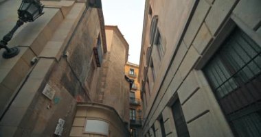Barcelona 'nın Gotik Bölgesi' nin mimarisi. Katalonya İspanya 'nın tarihi gotik şehir sokakları. Yüksek kalite 4k görüntü