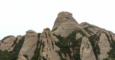 Yükselen Montserrat: Katalonya 'nın Hava Görüntüleri Nefes Kesen Sahnesi. Yüksek kalite 4k görüntü