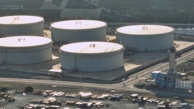 Kıbrıs Rum Kesimi hava manzaralı petrol terminali. Endüstriyel yakıt depoları. Yüksek kalite 4k görüntü