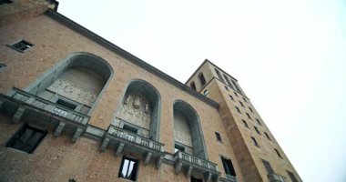 Monestir Santa Maria de Montserrat Iconic 'in Katalonya Barselona yakınlarındaki dini mekanını keşfedin, doğa, tarih ve mimari güzelliklerle çevrili. Yüksek kalite 4k görüntü