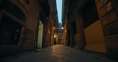 Barcelona 'daki Gotik Mahallesi' nin gece manzarası. Akşamları Caalonia İspanya 'da sokak lambalarının gezdiği turistik sokaklar. Yüksek kalite 4k görüntü