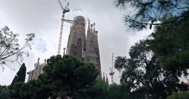 Barcelona 'daki Büyüleyici La Sagrada Familia' yı, Mimarinin Başyapıtı ve İspanya 'nın En İyi Turizm Merkezi' ni keşfediyorum. Yüksek kalite 4k görüntü