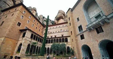 Barcelona 'da Santa Maria de Montserrat' ın mimarisi. İspanya 'nın turistik tapınaklarının tarihi binaları. Yüksek kalite 4k görüntü