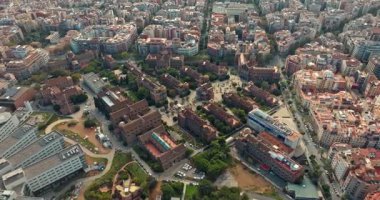 Barcelona 'daki Santa Creu i Sant Pau Havaalanı Hastanesi. İspanya 'nın Katalonya kentindeki bir turist kasabasının tarihi mimarisi. Yüksek kalite 4k görüntü