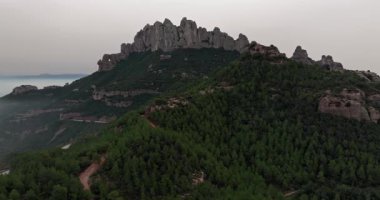 Montserrat Dağı üzerinde nefes kesen gün doğumu: Barcelona yakınlarındaki Katalonya 'daki uçurumların havadan çekilmiş görüntüleri İspanya' nın büyüsünü gözler önüne seriyor. Yüksek kalite 4k görüntü