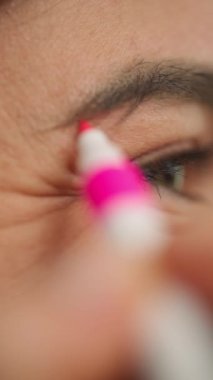 Yüzünde kalem olan bir güzellik uzmanının portresi. Güzellik kozmetolojisindeki operasyonun görünümünü değiştirmek. Yüksek kalite 4k görüntü