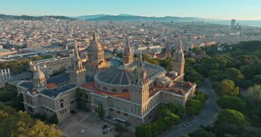 İspanya 'nın Barcelona Tarih Kenti ve Turist Simgeleri Ulusal Katalonya Müzesi' nin Havadan Görünümü. Yüksek kalite 4k görüntü