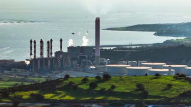 Kıbrıs Rum Kesimi elektrik santrali. Atmosfer ve denizin kirliliği, yakıt tankları, borular ve Akdeniz 'in sanayi bölgesinde duman. Yüksek kalite 4k görüntü