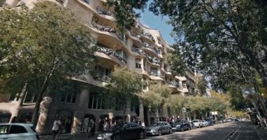 La pedrera Casa Mila Barcelona 'nın güzel mimarisi. İspanya 'nın turistik noktalarının sanat şehri. Yüksek kalite 4k görüntü