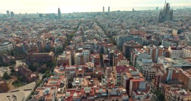 Sagrada Familia ve Vibrant Barcelona Cityscape 'in hava görüntüsü. Katalonya, İspanya 'daki tarihi mimari. Yüksek kalite 4k görüntü