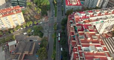Barcelona 'da Şehir Trafiği, İspanya' nın Katalonya Sahnesi 'nde Sunset' te Yollar ve Sokaklar Görünümü. Yüksek kalite 4k görüntü