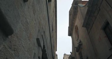 Barcelona Gotik Mahallesi 'nde romantik gece yürüyüşü: Manzaralı ortaçağ sokakları, büyüleyici eski binalar ve tarihi Katalonya, İspanya' daki çarpıcı mimari ayrıntılar. Yüksek kalite 4k görüntü