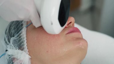 Bir kozmetikçi bir kadına yüz temizleme işlemi uygular. Derin gözenek temizliği, pürüzsüz cilt ve sağlıklı bir parlaklık için profesyonel güzellik tedavisi. Yüksek kalite 4k görüntü