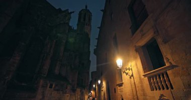 Barcelona 'daki Gotik Mahallesi' nin gece manzarası. İspanya 'nın Katalonya bölgesindeki binaların ve katedrallerin sokak mimarisinin akşam aydınlatması. Yüksek kalite 4k görüntü
