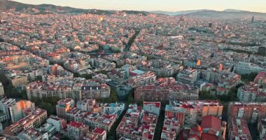 Barcelona Gündoğumu Hava Görünümü Şehir Manzarası İspanyol Şehir Mimarisi Üzerine Güneş Işıkları ile. Yüksek kalite 4k görüntü
