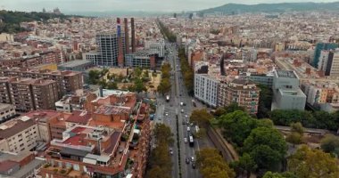 Barcelona 'nın havadan görünüşü: işlek yollar, hareket halindeki araçlar ve Katalonya, İspanya' daki zengin mimariyle çarpıcı kentsel manzaranın panoramik bir görüntüsü. Yüksek kalite 4k görüntü