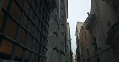 Barcelona 'nın Gotik Bölgesi' nin mimarisi. Katalonya, İspanya 'da tarihi turistik evleri olan sokaklar. Yüksek kalite 4k görüntü