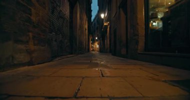 Barcelona Gotik Bölgesi 'nin atmosferik gece manzarası: İkonik mimari, kaldırımlı sokaklar ve Katalonya' daki yumuşak sokak lambaları altında parlayan antik simgeler. Yüksek kalite 4k görüntü