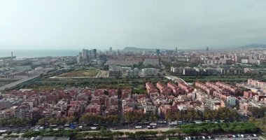 Barcelona yerleşim bölgelerinin insansız hava aracı görüntüleri: İspanya 'nın Katalonya kentindeki sokaklar, çatılar ve mimari çeşitliliğin havadan görünüşü. Yüksek kalite 4k görüntü