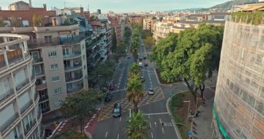 Barcelona caddesinin havadan görünüşü. Katalonya 'daki tarihi turistik sokak binaları. Yüksek kalite 4k görüntü
