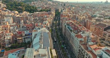 İspanya 'nın Katalonya şehrinde tarihi şehir sokakları ve mimarisi ile Barcelona Şehir Manzarası. Yüksek kalite 4k görüntü