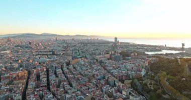 Barcelona 'da hava manzaralı gündoğumu şehri. İspanya 'daki şehrin yaratıcı şehir manzarasında gün batımında güneş ışınları. Yüksek kalite 4k görüntü