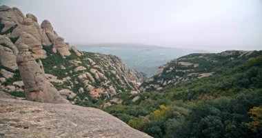 Barcelona 'nın Montserrat dağına doğru yürüyüş. Dağ kayaları turist Katalonya İspanya 'ya tırmanır. Yüksek kalite 4k görüntü