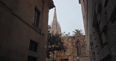 Barcelona Gotik Mahallesi 'nde manzara yürüyüşü: İspanya' nın ikonik turistik bölgesi Katalonya 'nın göbeğindeki antik sokaklar, tarihi binalar ve çarpıcı mimari. Yüksek kalite 4k görüntü