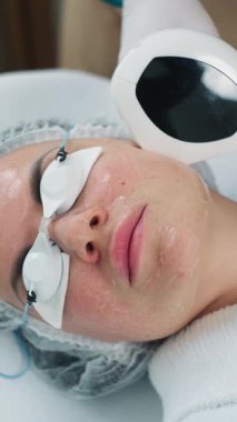 Bir kozmetoloji kliniğinde estetik donanım yüz temizleme tedavisi. Güzellik uzmanı cilt sağlığını ve güzelliğini geliştirmek için derin gözenek temizliği yapar. Yüksek kalite 4k görüntü