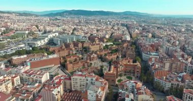 Barcelona 'daki Santa Creu i Sant Pau Havaalanı Hastanesi. Katalonya 'da tarihi turizm binaları olan şehir manzarası. Yüksek kalite 4k görüntü