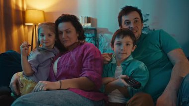 TV 'de Mutlu Aile Filmleri İzleme Günü. Aileler, Çocuklar ve Köpekler Keyifli Zamanlar. Yüksek kalite 4k görüntü