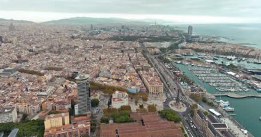 Barselona setin mimarisinin havadan görünüşü. Şehir merkezindeki evler ve Katalonya 'daki Akdeniz manzarası. Yüksek kalite 4k görüntü