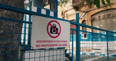 Üzerinde yazı olan bir tabelanın yakın çekimi. Tarihi bir yerdeki çitin üzerinde fotoğraf yok. Fotoğraf çekmek yasak. Yüksek kalite 4k görüntü
