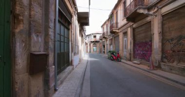Lefkoşe Kıbrıs 'taki Yeşil Hattın manzarası. Arındırılmış Bölge eski terk edilmiş evler. Yüksek kalite 4k görüntü