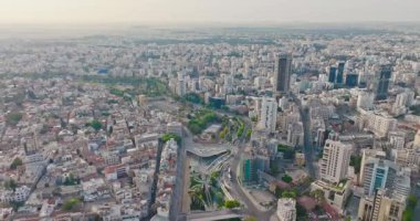 Kıbrıs Rum Kesimi 'nin Lefkoşe kentindeki Gökdelenler ve Ofis Kulelerinin Havadan Görünümü. Yüksek kalite 4k görüntü