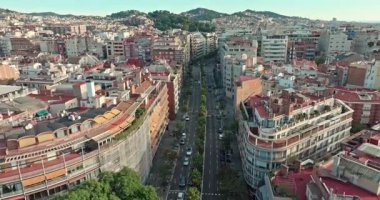 Barselona sokaklarının hava manzaralı mimarisi. İspanya 'nın şehir manzarasında güzel tarihi turistler trafiğe ev sahipliği yapar. Yüksek kalite 4k görüntü