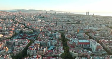 Barcelona, Güneş Işıkları ile aydınlanan İspanyol Mimarisi ile Şehir Manzarası Gündoğumu Hava Görüntüsü 'nde. Yüksek kalite 4k görüntü