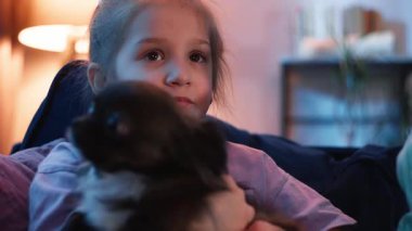 Kızlar televizyondaki videolara tepki veriyor. Köpekli mutlu çocuk çizgi film izliyor. Yüksek kalite 4k görüntü