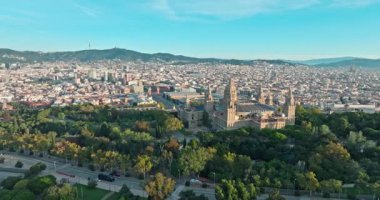 Barcelona Ulusal Katalonya Tarihi Mimarisi Müzesi 'nin İspanya Manzarası' ndaki Barcelona Havacılık Görünümü. Yüksek kalite 4k görüntü