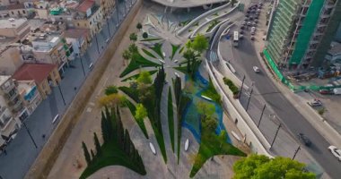 Lefkoşe Kıbrıs Rum Kesimi hava manzaralı yollarda trafik var. Adaların başkenti, şehir manzarası ve modern mimarinin merkezinde çok katlı bir kavşakta araba trafiği. Yüksek kalite 4k görüntü