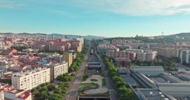 Barcelona sokaklarının şehir manzarasının havadan görüntüsü. Trafik ve caddelerdeki araba hareketleri, Katalonya, İspanya 'daki kentsel manzaranın mimarisi. Yüksek kalite 4k görüntü