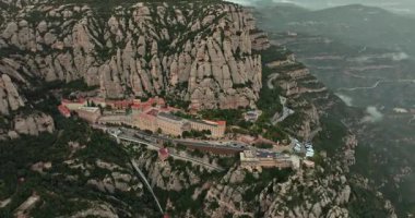 Barcelona yakınlarındaki Montserrat Dağı 'ndaki manastırın havadan görünüşü. Gorch 'taki Aziz Mary' nin tarihi binaları turistik İspanya 'da güzel bir doğa manzarası. Yüksek kalite 4k görüntü